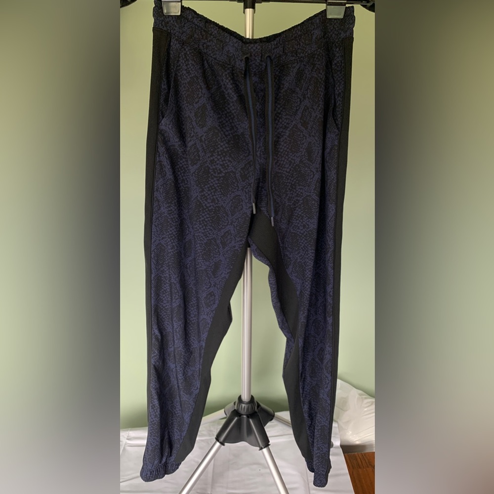 Athleta Brooklyn Jogger Black/Blue snake design EUC Size 8